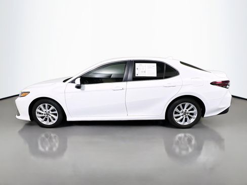 Used 2021 Toyota Camry LE image 9