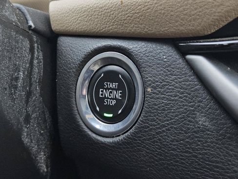 Used 2024 Cadillac XT4 Luxury w/ Cold Weather Package FWD image 19