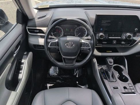 Used 2023 Toyota Highlander XLE FWD image 16