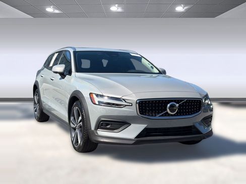 Certified 2025 Volvo V60 B5 Cross Country Plus AWD/4WD image 7
