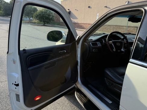 Used 2012 Cadillac Escalade 2WD image 11