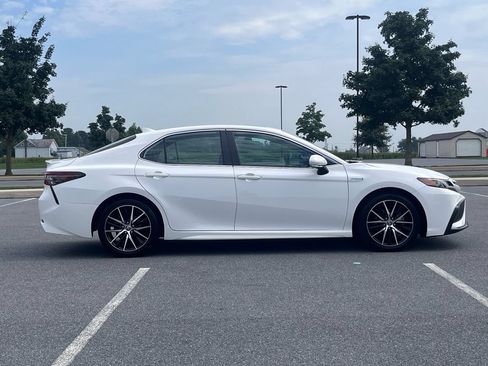 Used 2021 Toyota Camry SE w/ Cold Weather Package FWD image 8