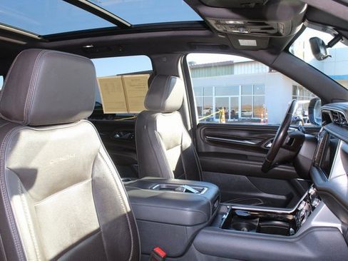 Used 2022 GMC Yukon XL Denali w/ Denali Premium Package image 18