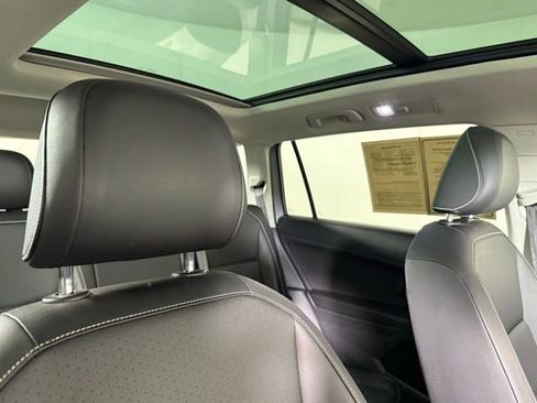 Used 2021 Volkswagen Tiguan SE w/ Panoramic Sunroof Package image 27
