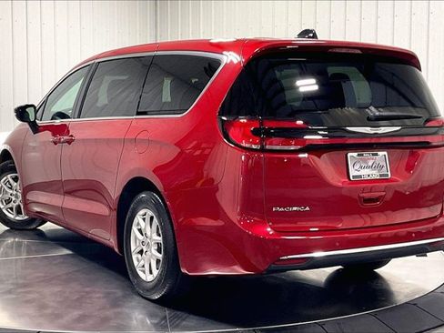 Used 2025 Chrysler Pacifica Select FWD image 12