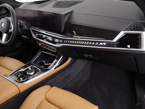 Used 2025 BMW X7 xDrive40i w/ M Sport Package image 21