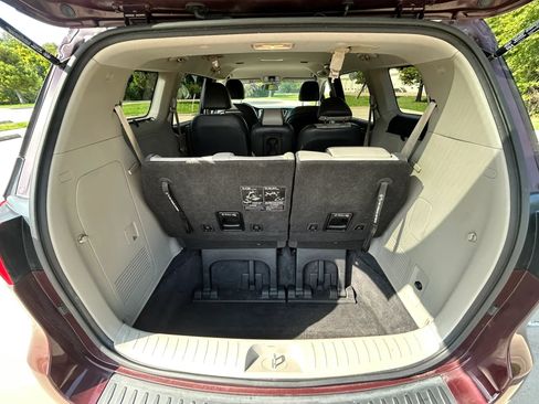 Used 2017 Kia Sedona LX w/ LX Essentials Premium Package FWD image 11
