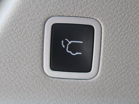 Used 2023 Chrysler Pacifica Touring-L FWD image 14