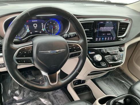 Used 2018 Chrysler Pacifica Touring-L Plus image 28