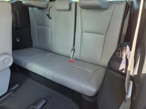Used 2024 Toyota Highlander XLE FWD image 10