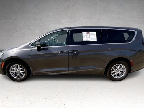 Used 2023 Chrysler Pacifica Touring-L image 3