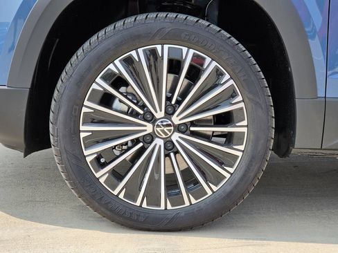New 2026 Volkswagen Taos SE FWD image 8