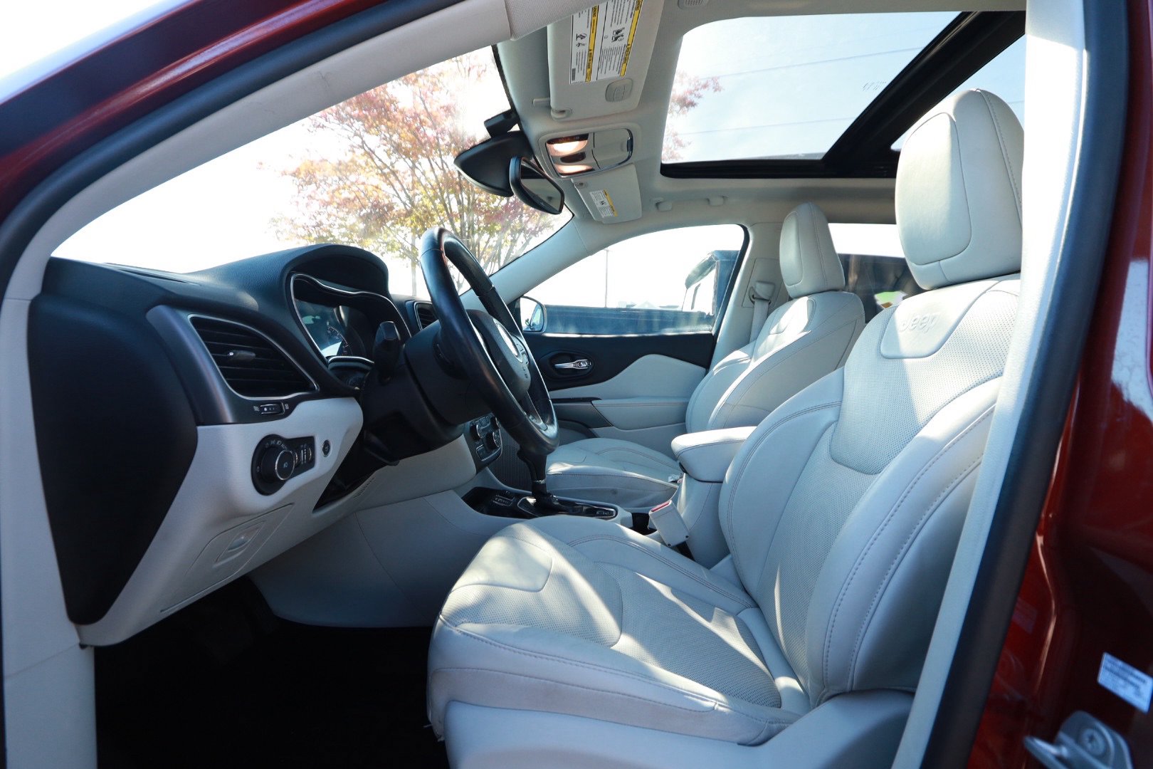Used 2021 Jeep Cherokee Latitude Lux w/ Sun & Sound Group FWD image 18