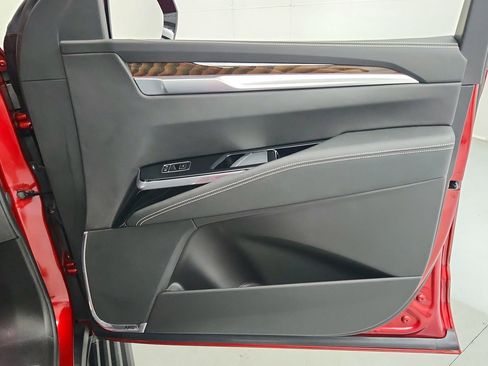Certified 2025 Cadillac Escalade ESV Sport Platinum AWD/4WD image 30