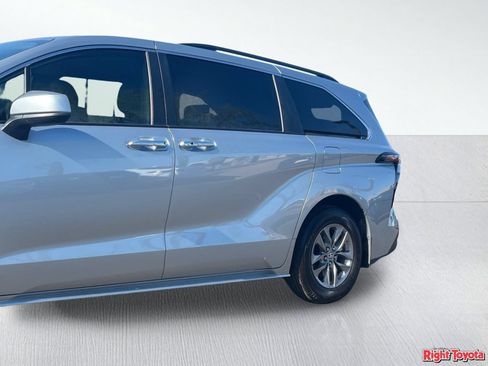Certified 2025 Toyota Sienna XLE FWD image 10