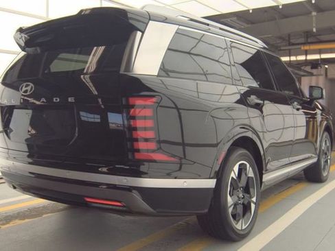 Used 2026 Hyundai Palisade Limited FWD image 2