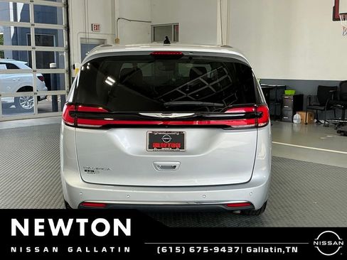 Used 2023 Chrysler Pacifica Touring-L FWD image 5