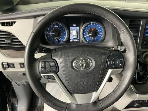 Used 2017 Toyota Sienna XLE AWD/4WD image 24