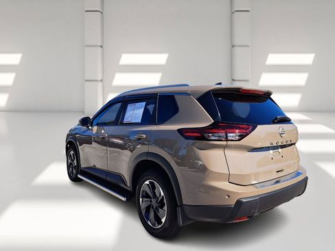 Used 2025 Nissan Rogue SV w/ SV Premium Package image 5