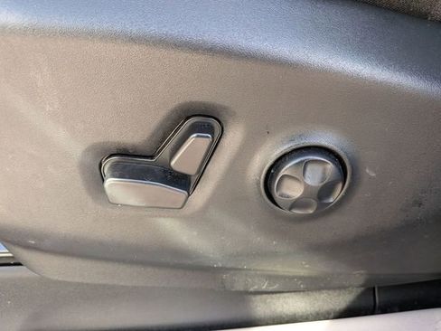 Used 2024 Chrysler Pacifica Touring-L image 11