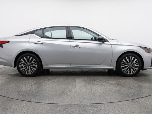 Used 2025 Nissan Altima 2.5 SV FWD image 11
