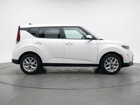 Used 2025 Kia Soul LX w/ LX Technology Package FWD image 11