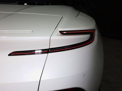 Used 2019 Aston Martin DB11 Volante image 31