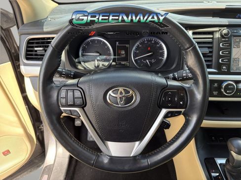 Used 2019 Toyota Highlander Limited Platinum FWD image 30