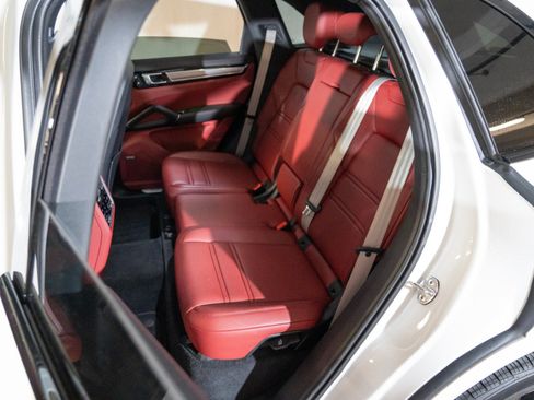 Certified 2023 Porsche Cayenne Platinum Edition AWD/4WD image 23