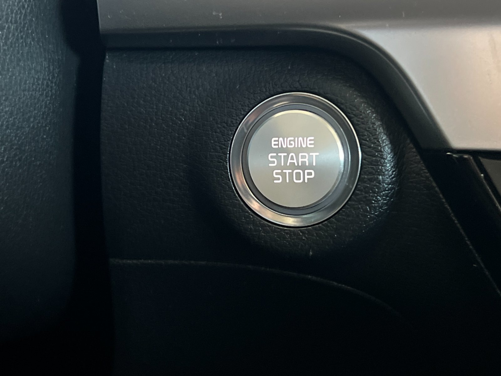 Used 2024 Kia Telluride EX w/ EX Captain's Chair Package FWD image 23