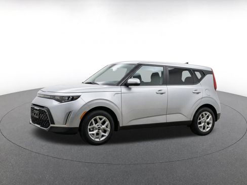 Used 2025 Kia Soul LX w/ LX Technology Package FWD image 3