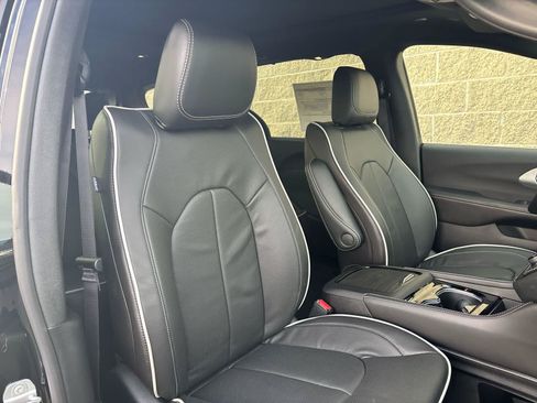 New 2026 Chrysler Pacifica Limited FWD image 14
