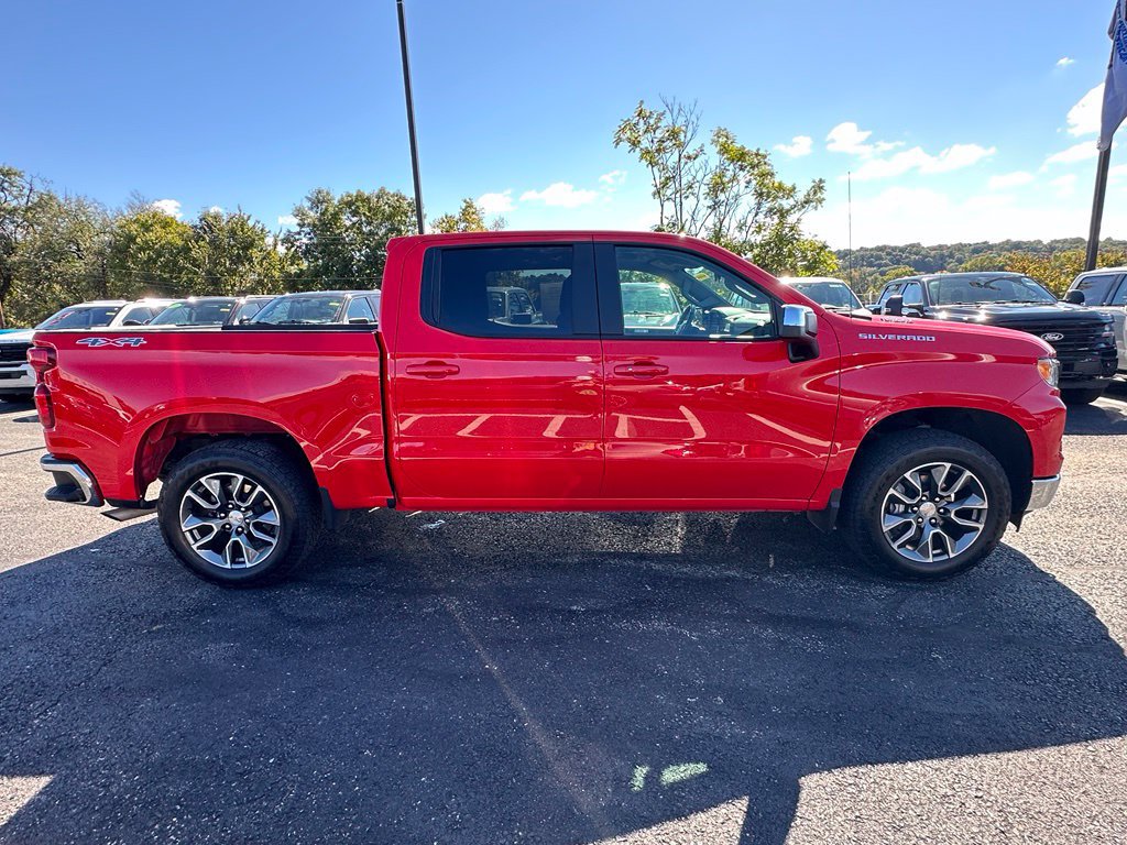 Used 2025 Chevrolet Silverado 1500 LT AWD/4WD image 4