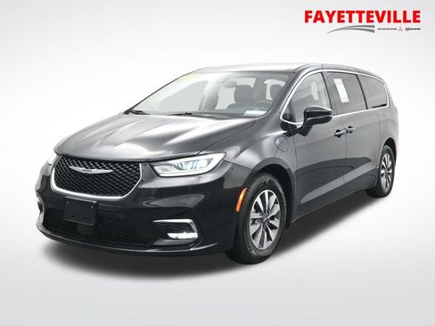 Used 2023 Chrysler Pacifica Touring-L FWD image 1