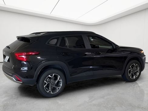 Used 2025 Chevrolet Trax LT FWD image 5