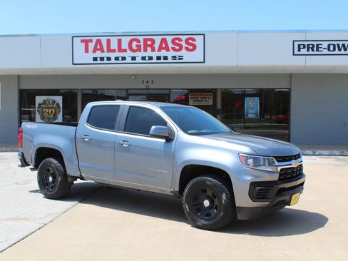 Used 2022 Chevrolet Colorado W/T AWD/4WD image 2