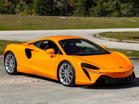 Used 2024 McLaren Artura RWD image 19