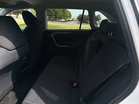 Used 2021 Toyota RAV4 LE FWD image 16