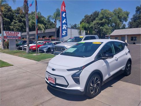 Used 2023 Chevrolet Bolt LT w/ Infotainment Package FWD image 1