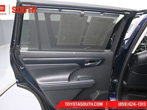 Used 2024 Toyota Highlander XLE AWD/4WD image 29