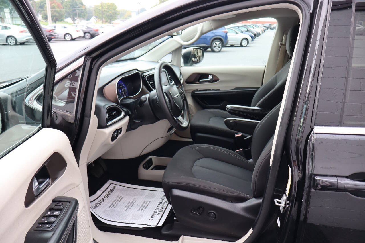 Used 2021 Chrysler Voyager LX FWD image 6