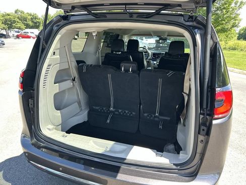 Used 2023 Chrysler Pacifica Touring-L FWD image 16