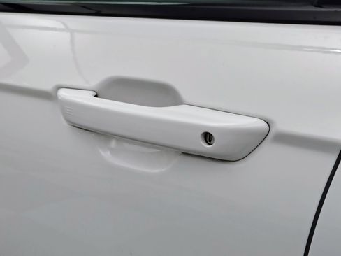 Used 2023 Jeep Grand Cherokee Laredo AWD/4WD image 17