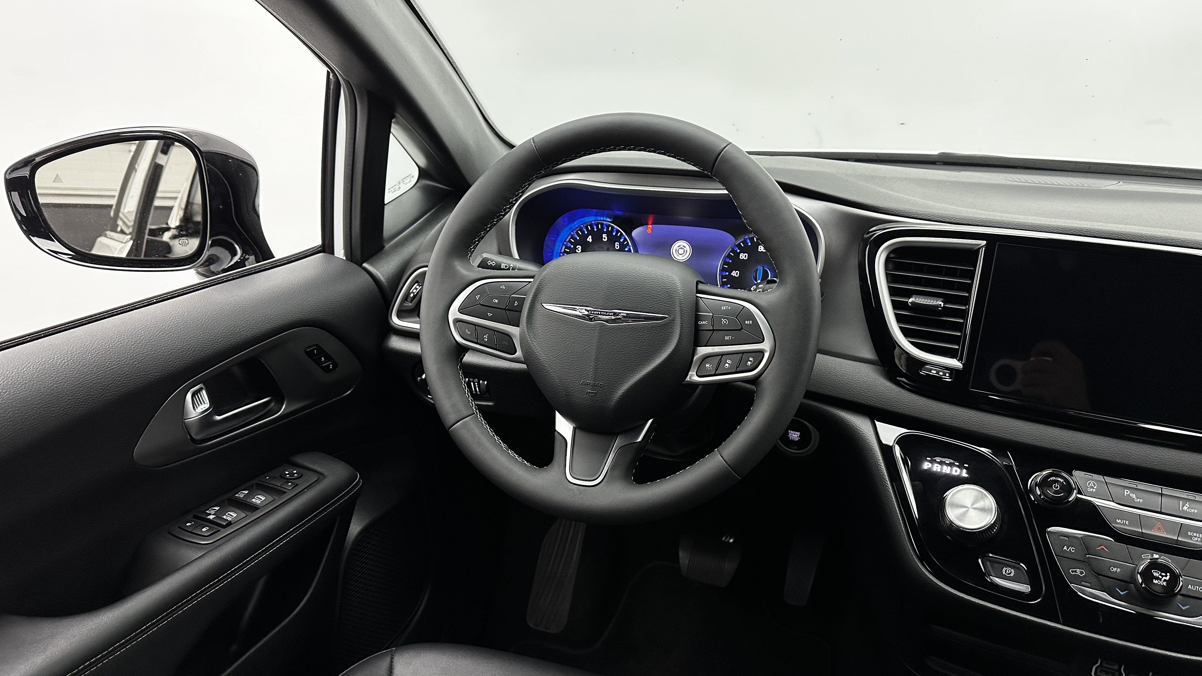 Used 2025 Chrysler Pacifica Select FWD image 27