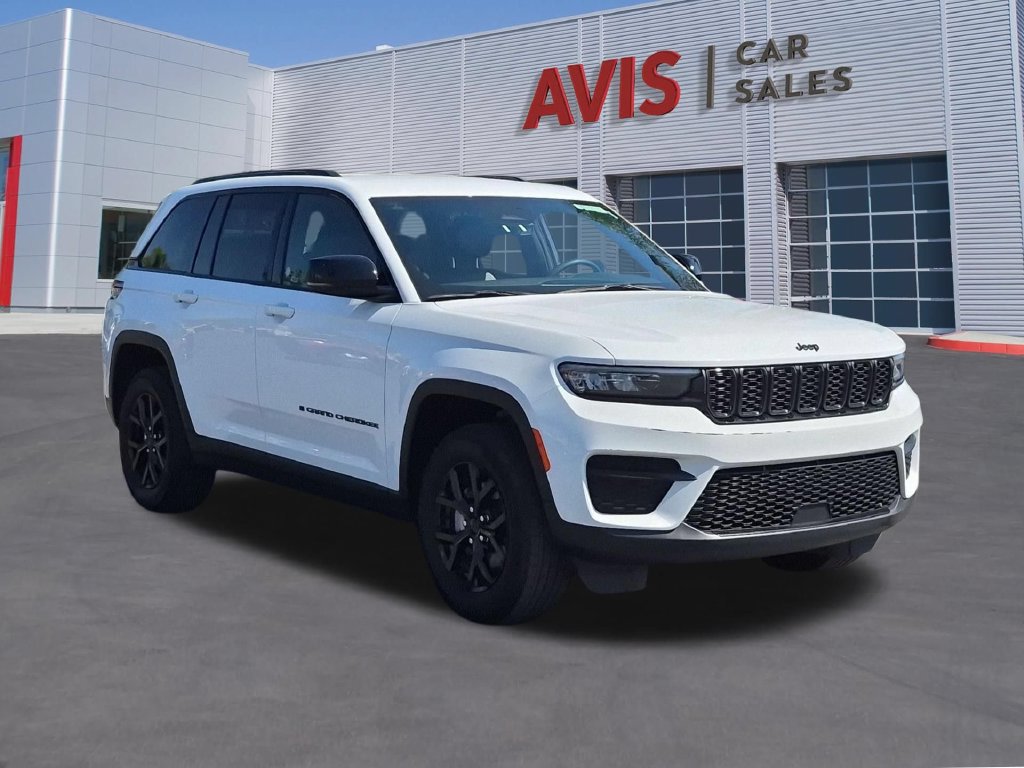 Used 2025 Jeep Grand Cherokee Altitude AWD/4WD image 3