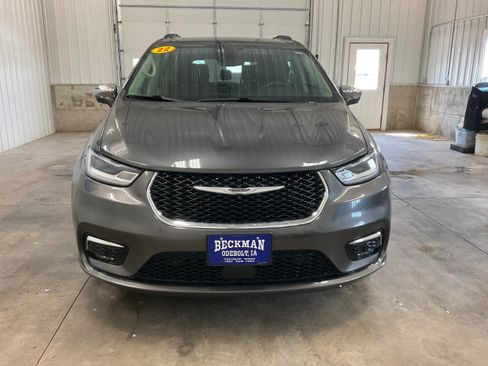 Used 2022 Chrysler Pacifica Limited AWD/4WD image 7