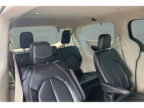Used 2023 Chrysler Pacifica Touring-L FWD image 39