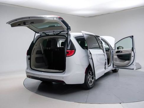Used 2024 Chrysler Pacifica Limited FWD image 22