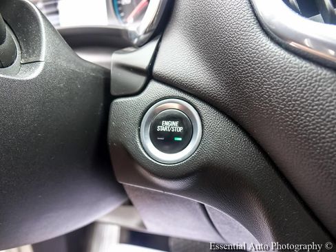 Used 2018 Chevrolet Equinox LT FWD image 15