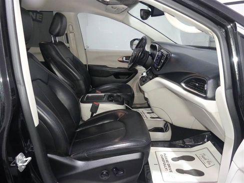 Used 2018 Chrysler Pacifica Touring-L Plus FWD image 22